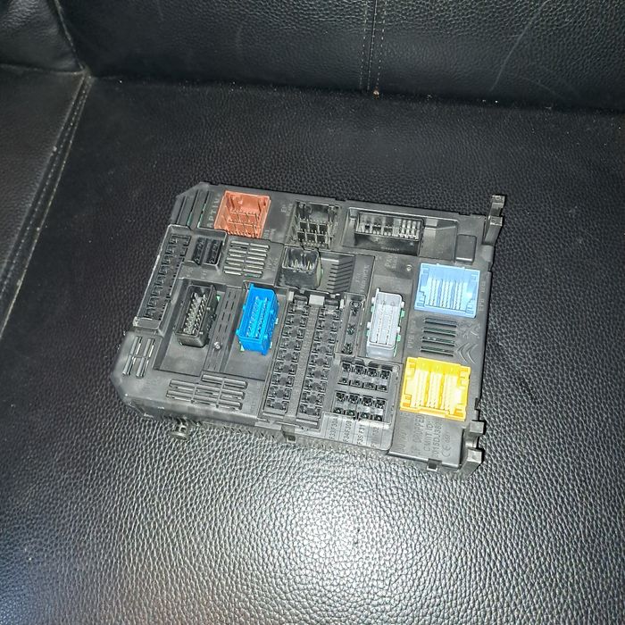 Boîtier bsi neuf PSA manque juste les fusible - photo numéro 4