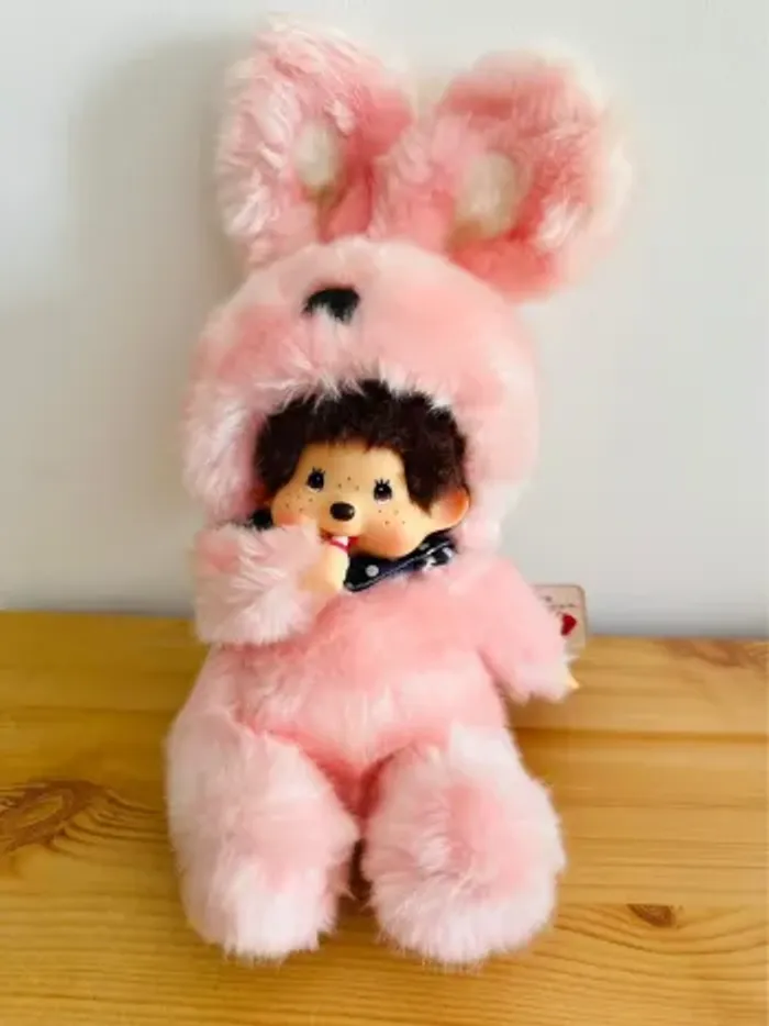 Peluche Monchhichi lapin rose 28 cm – douce et adorable