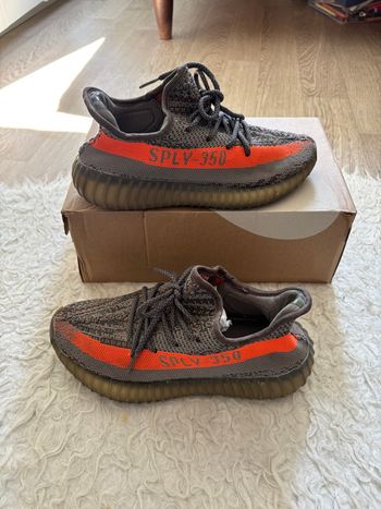 Paire de yeezy 350 béluga 