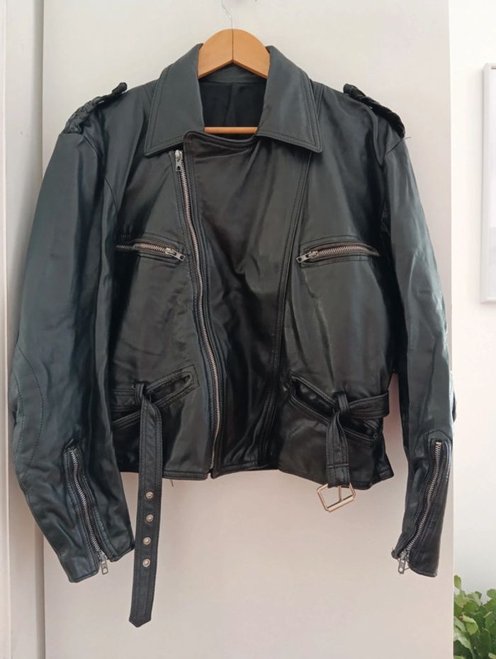 Veste en cuir perfecto 
Tressé aux épaules,
Bas ajusté,
Taille 40/42 - photo numéro 3