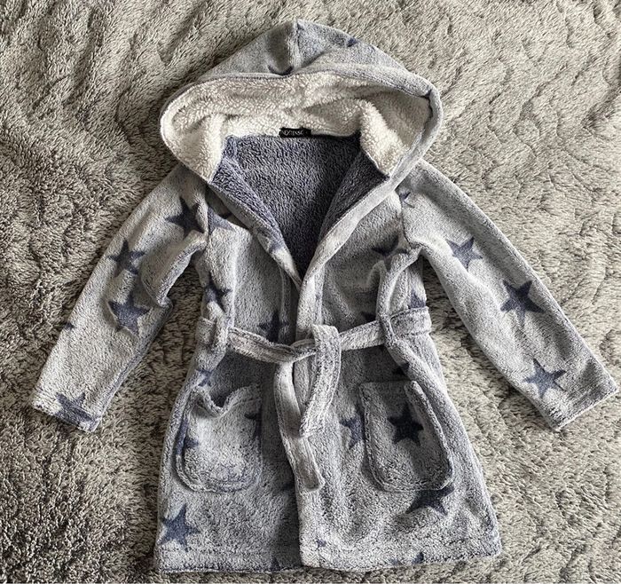 Robe de chambre grise avec étoiles - taille 5 ans