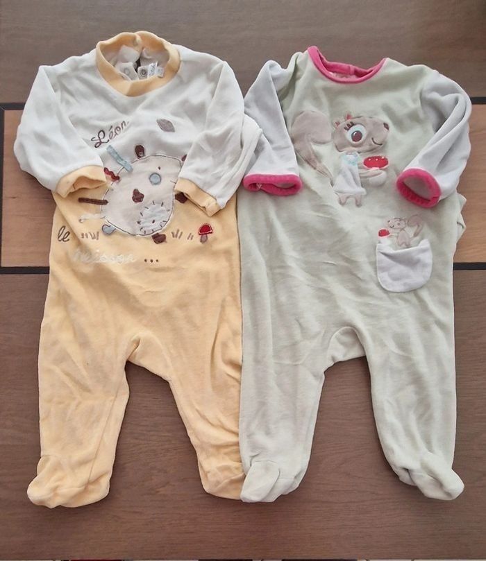 Lot de 2 pyjamas  ou grenouillères velours 12 mois très bon etat