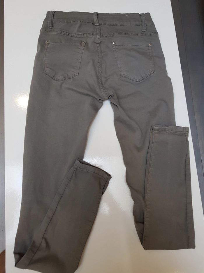 Jeans troué - photo numéro 3
