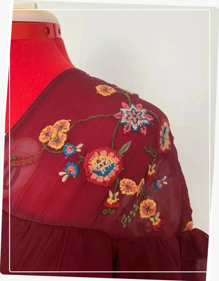 Robe volants bordeaux brodée Zara - photo numéro 4