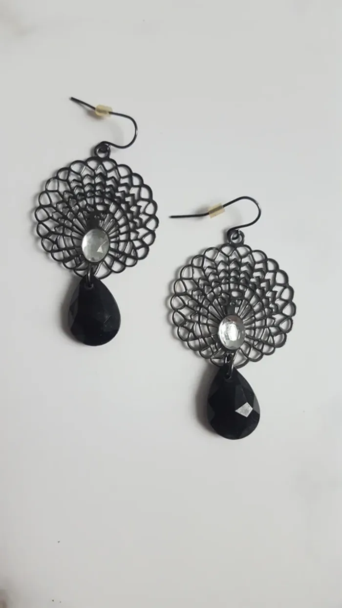 Boucles d'oreilles gris foncé dentelle