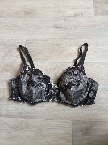 Soutien gorge 100D marque Rouge gorge  neuf noir  gris avec dentelle et armature 