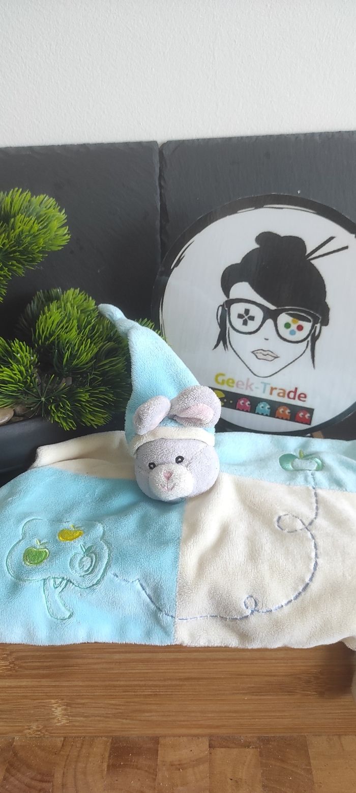 Doudou plat lapin Gipsy pomme bleu beige jaune crème bonnet arbre carré Gris