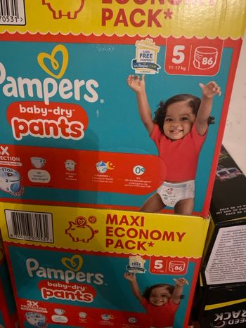 Vends 2 couches Pampers pants taille 5