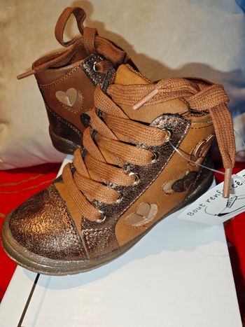 Chaussures fille neuves taille 23