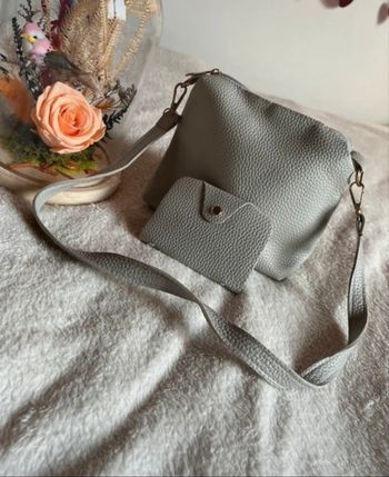 Sac à main gris avec son porte carte en très bon état