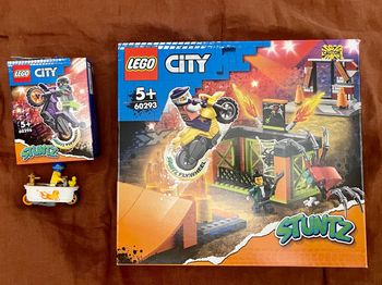 LEGO 60293 60296 60333 L’aire d’entraînement des cascadeurs et deux motos