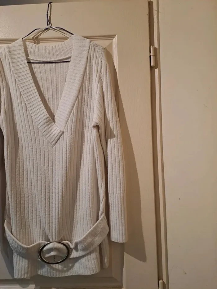 Pull blanc avec boucle devant - Sans marque - Taille 40 - Bon état. - photo numéro 2