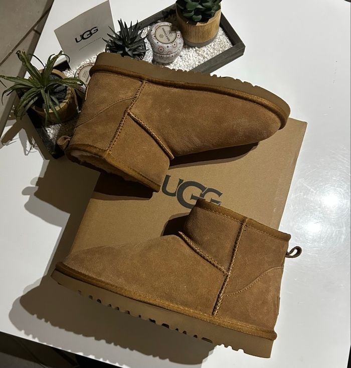 👟- UGG Boots Mini beige - Taille 38 - 👟 - photo numéro 2