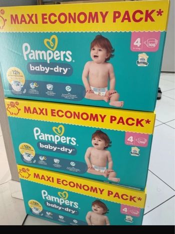 3 cartons de couches Pampers taille 4