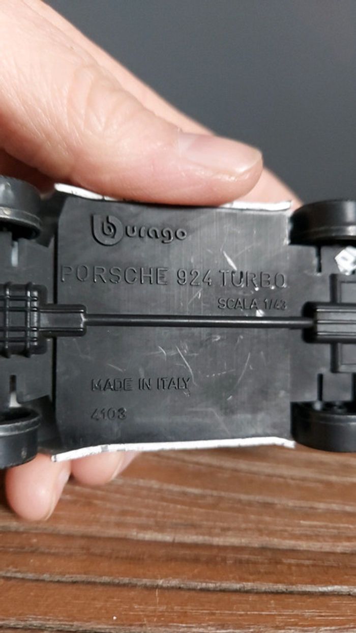Porsche 924 turbo échelle 1:43 Burago - photo numéro 6