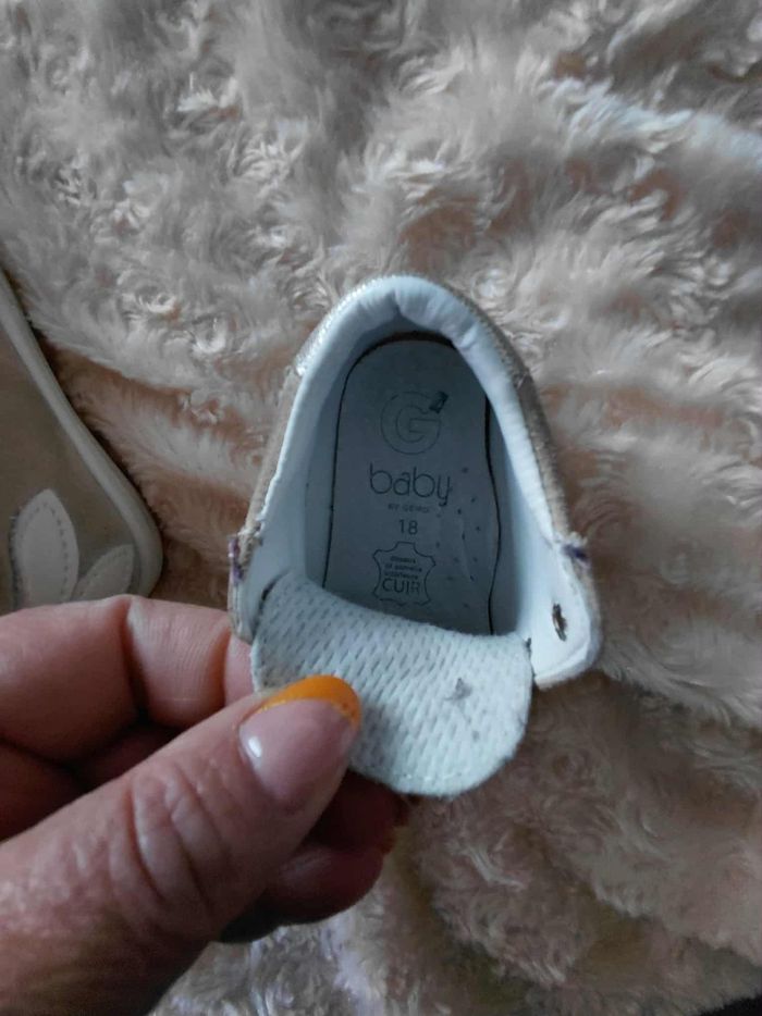 Très belle paire de bottines premier pas bébé fille Pointure 18 lisez bien l'annonce surtout - photo numéro 7