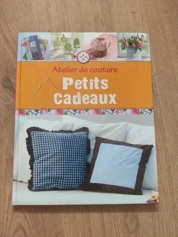 Livre Atelier de couture Petits Cadeaux