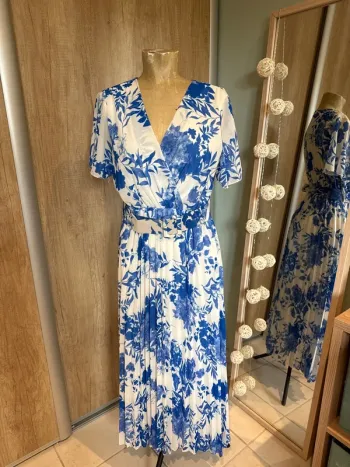 Jolie robe longue plissée en bas et doublée