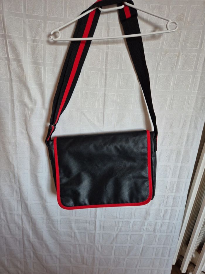 Sac noir et rouge Hugo Boss - photo numéro 9