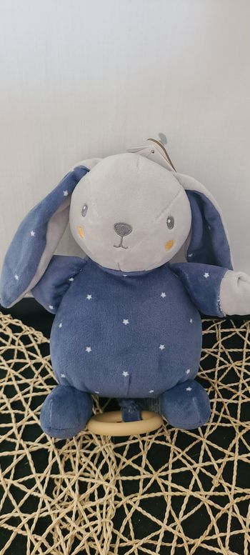 Peluche musicale lapin SIMBA TOYS KIABI bleu étoiles blanches 20 cm