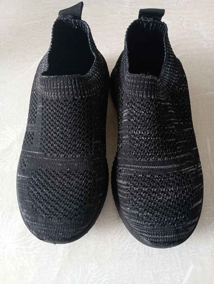 Basket à enfilée noir et gris taille 32 5€
