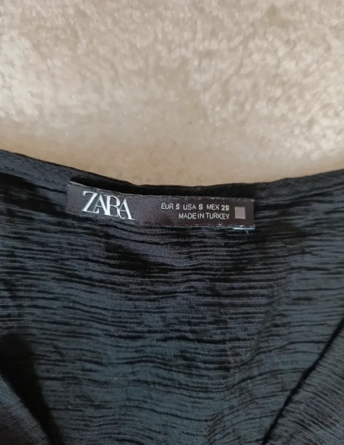 Petite robe noir Zara S matière crépon légère se noue sur la hanche - photo numéro 3