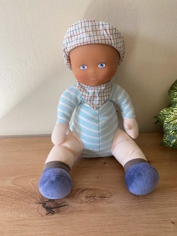 Peluche poupon poupée bleu rayé foulard casquette beige carreau corolle