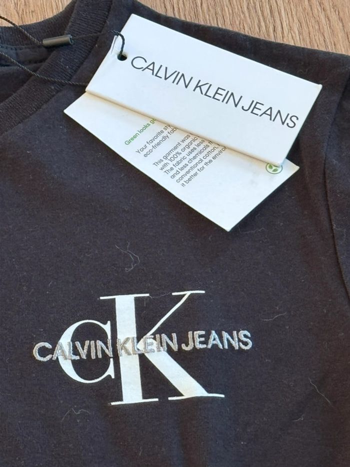 Tee shirt Calvin Klein taille 12 ans neuf avec étiquette - photo numéro 4
