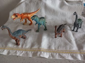8 dinosaurs en plastique