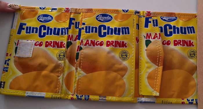 Lot sac à bandoulière, trousse de toilette et portefeuille en plastique recyclé - photo numéro 6