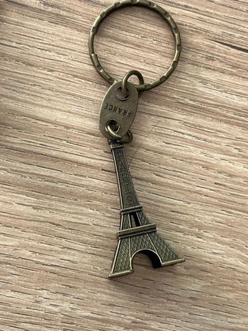 Porte clef Tour Eiffel Paris France neuf couleur bronze