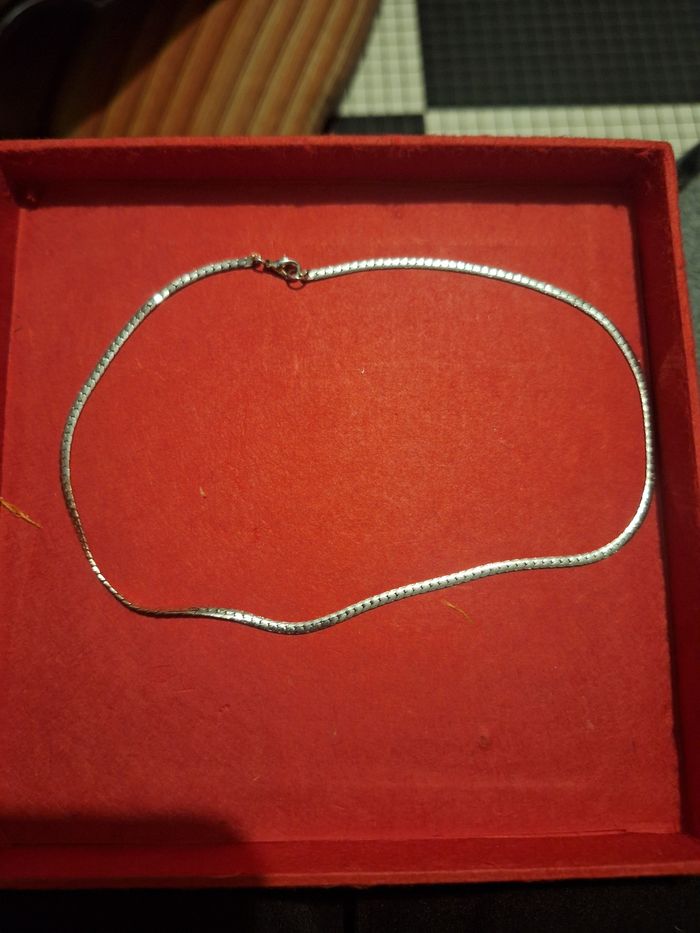 Collier ras de cou en acier