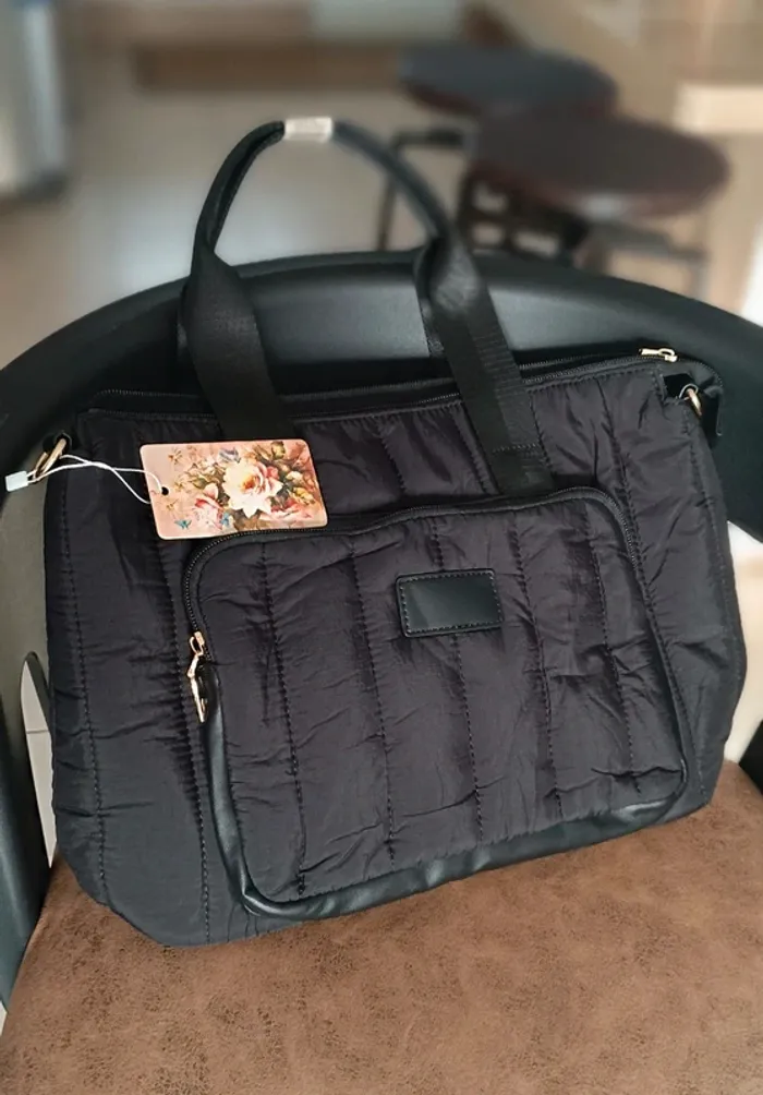 Sac matelassé avec bandoulière noir