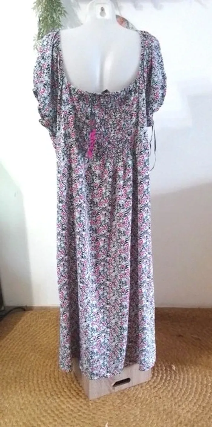 robe fleuries avec une échancrure sur un cote devant taille 54 Bella Diva neuve - polyester - photo numéro 11