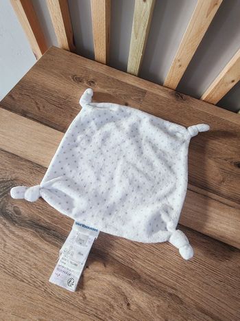 Doudou Carré vertbaudet blanc pois gris