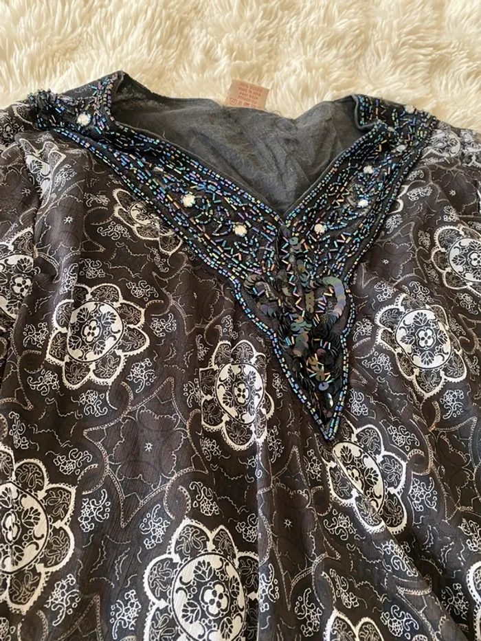 Jolie robe à motif avec col en perle - photo numéro 3