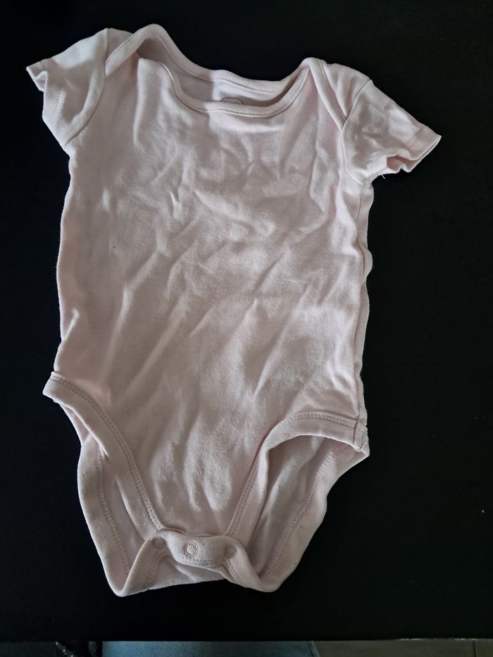 Lot de 3 bodies manches courtes et bretelles fines 12 mois - photo numéro 3