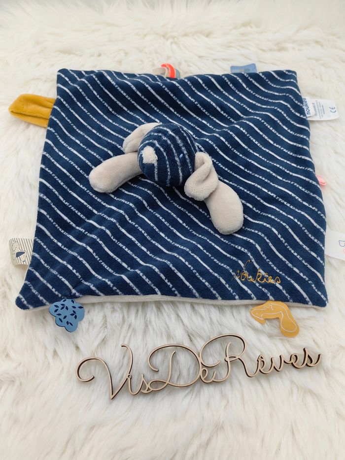 Doudou plat chien Aston Tidou Noukie's bleu marine rayé