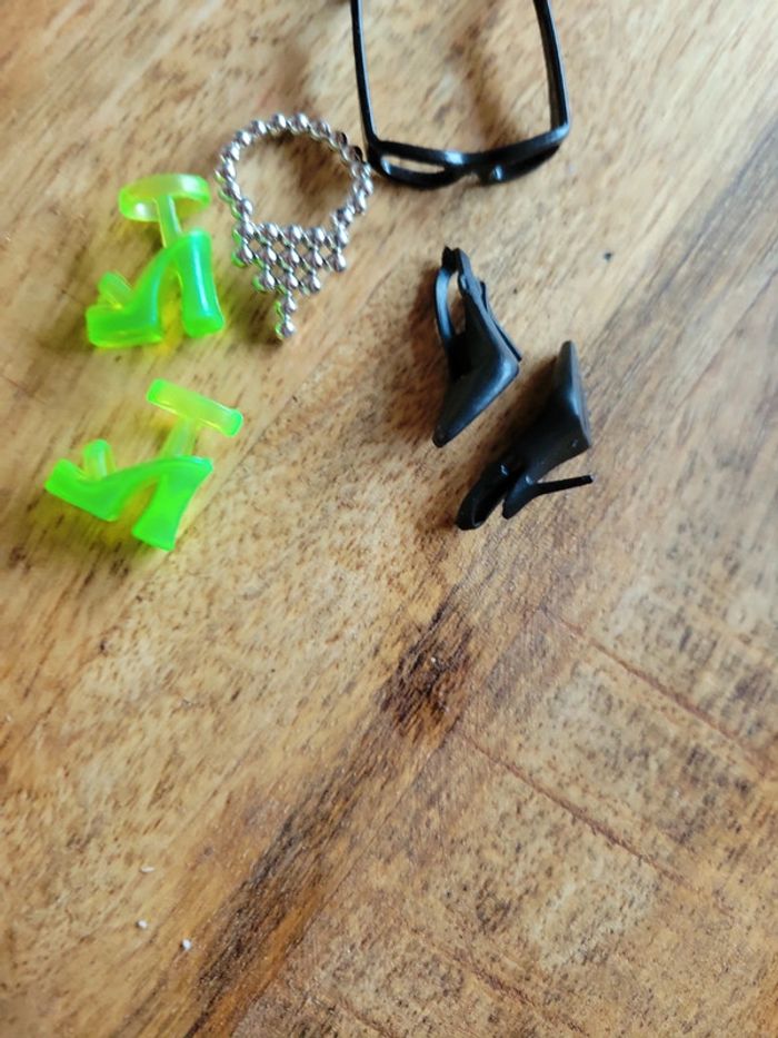Lot accessoires barbie chaussures collier lunette - photo numéro 3