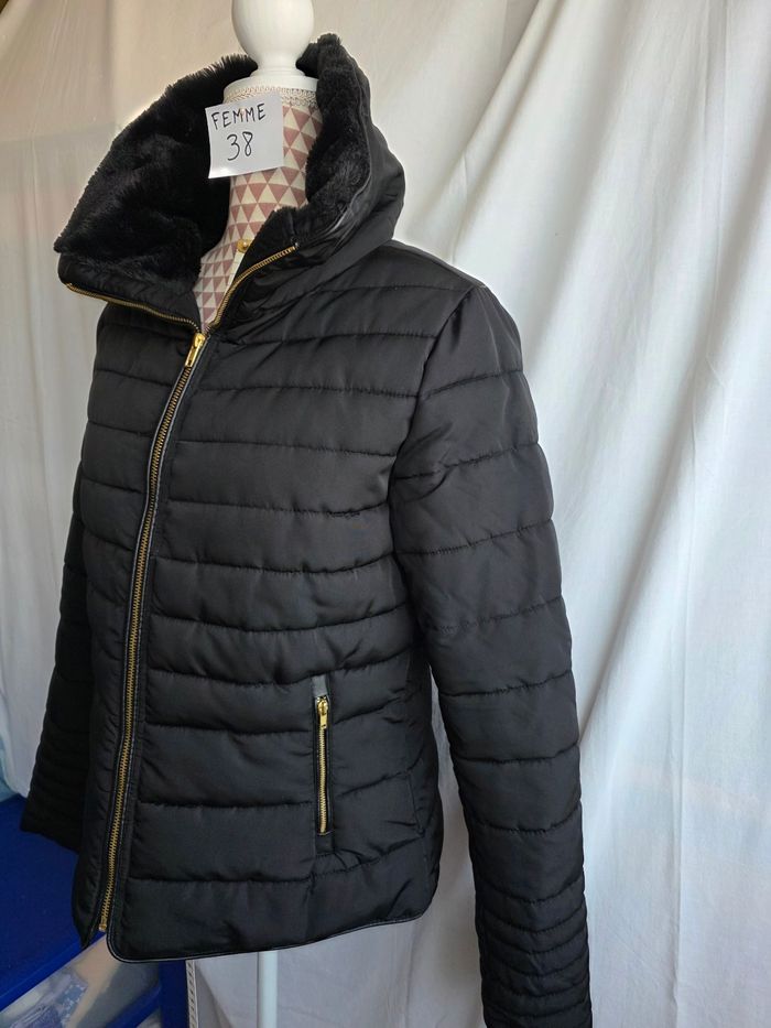 Doudoune, noir a zip doré , 2 poches devant, col moumoute, en très bon état, en polyester, largeur d'épaule 41cm, largeur sous bras 52cm, longueur 60cm, marque In Extenso =8€ - photo numéro 2