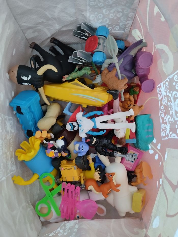 Lot de petits jouets divers - photo numéro 2
