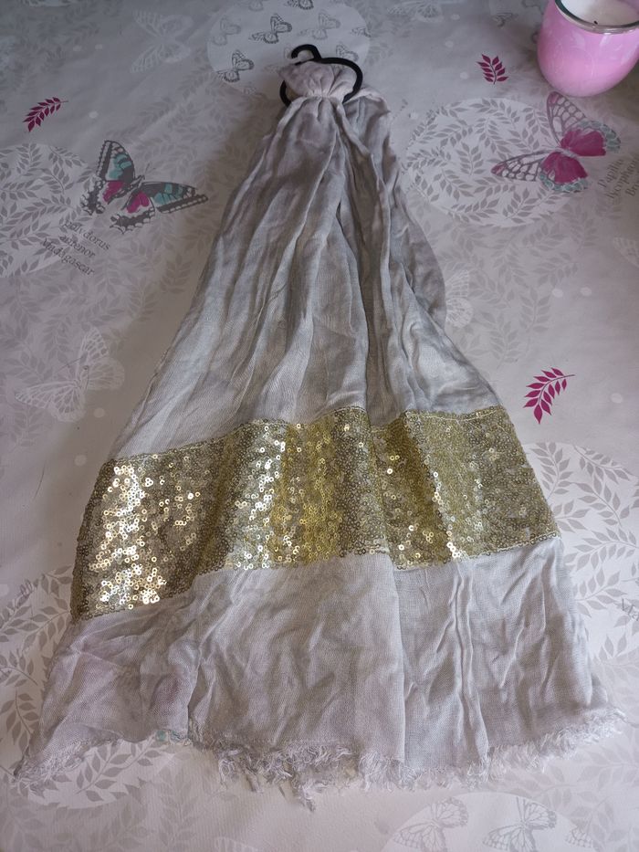 Joli foulard gris/or neuf