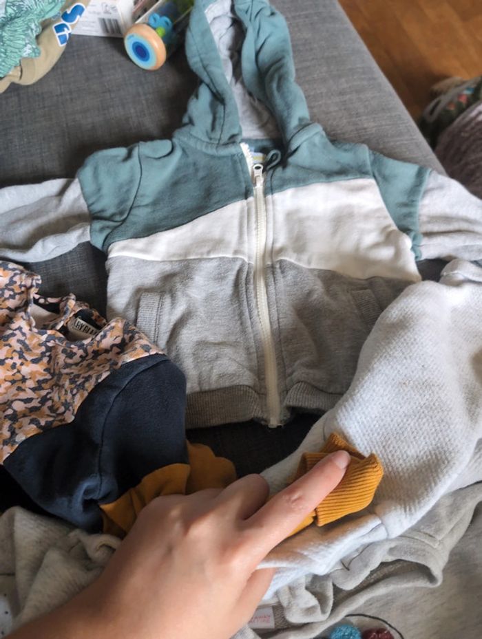 Lot de 4 sweats/pulls différentes marques - photo numéro 3