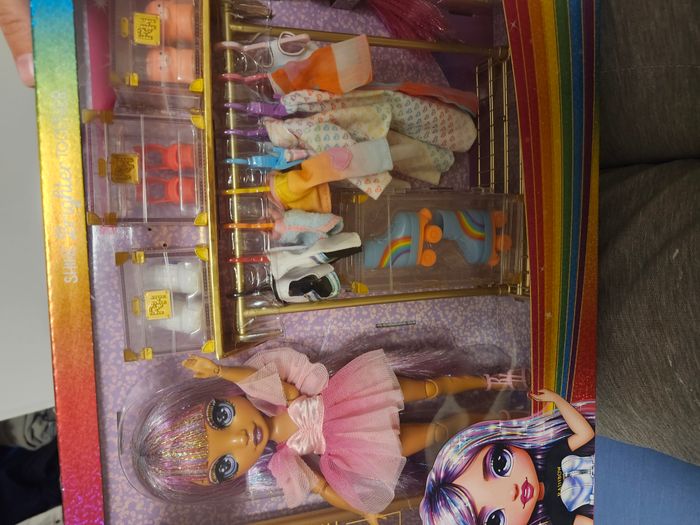 Poupée rainbow Avery - créer 300 looks- neuf - photo numéro 4