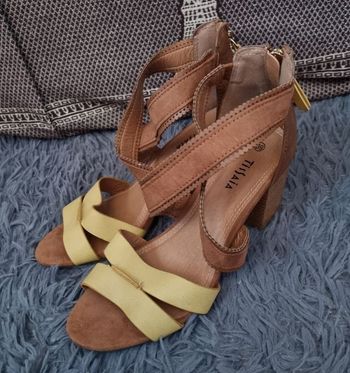 Sandales cuir à talons 39 neuve