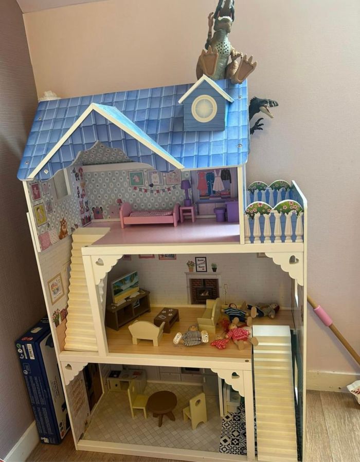 Maison De Poupée 3 Niveaux Avec 13 Accessoires - Bois MDF, Balcon, Terrasse Et Escalier