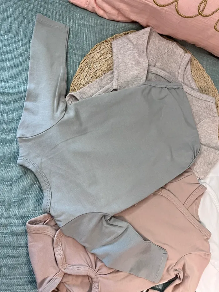 Lot de 5 bodies taille 2-4 mois 62 cm h&m - photo numéro 6