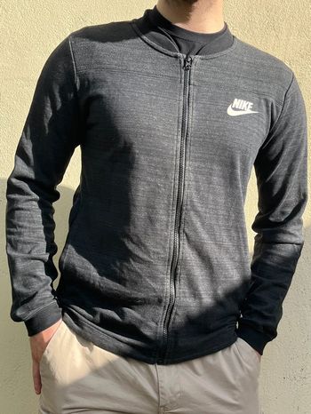 Veste Nike grise avec poches zippé sur les côtés