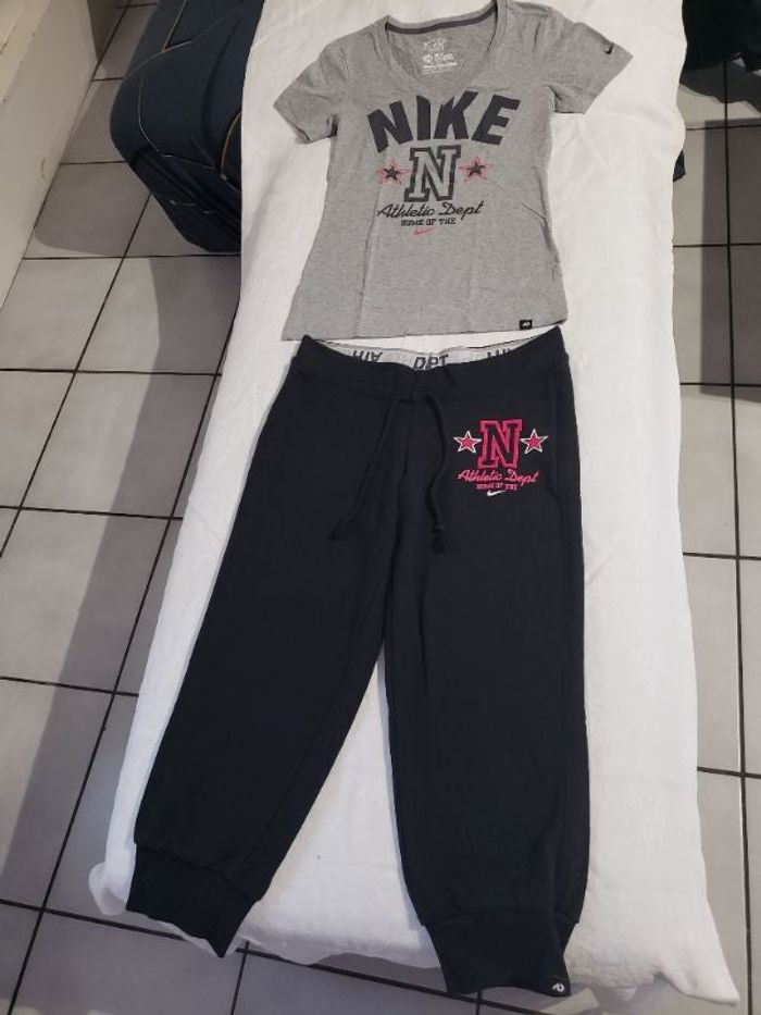 Ensemble pantacourt noir et T-shirt manches courtes gris Nike