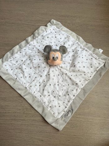 Doudou Mickey disney baby neuf sans étiquette